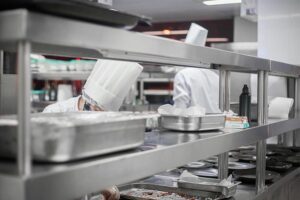 control de plagas en la cocina de un restaurante